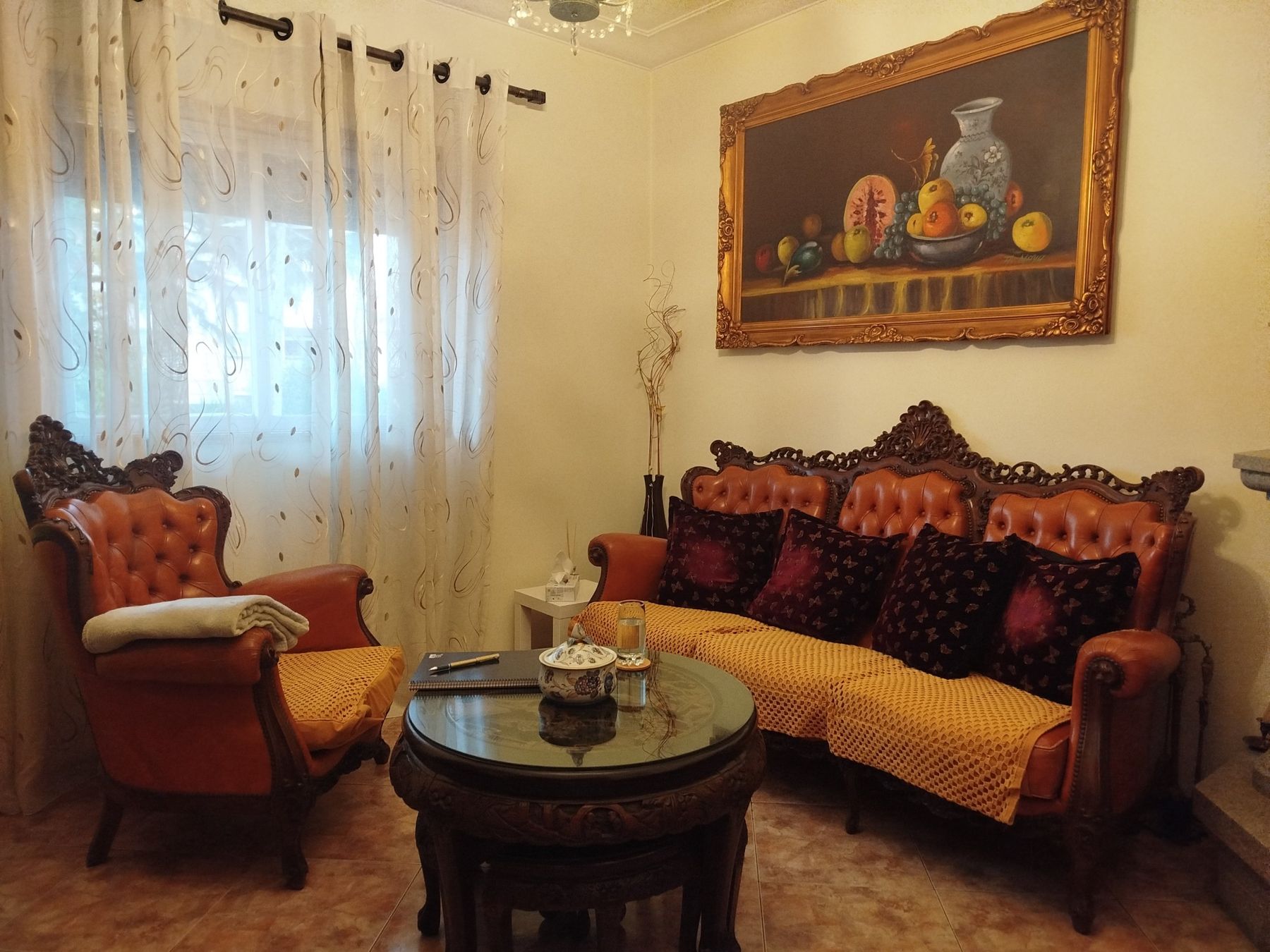 Sala de atendimento em Valongo, com cadeirão e sofá frente a frente